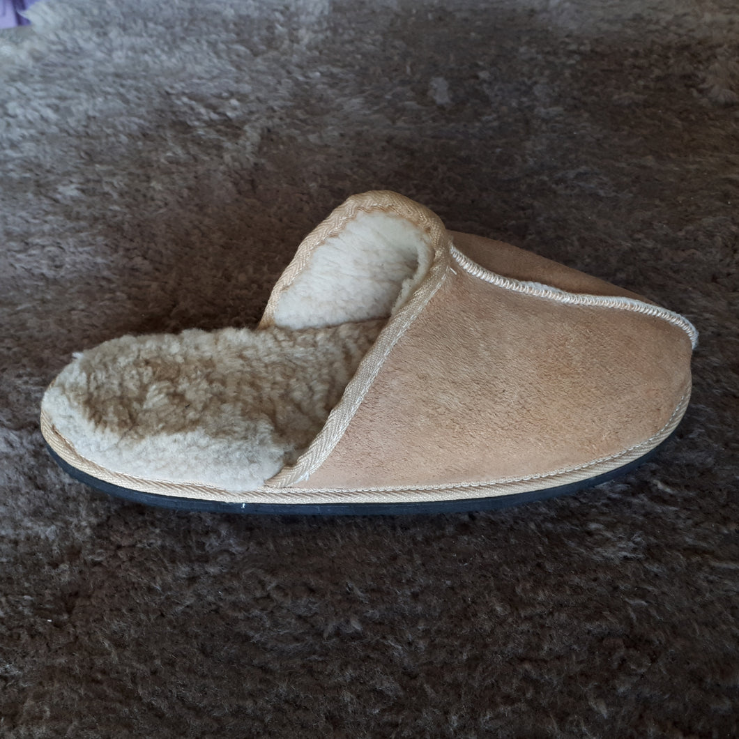 Size 2 to 13 Fits a normal shoe size, firm on initial fitting and will mould into the shape of your foot. Rubber Sole.100% Genuine Sheepskin and Sheepswool.