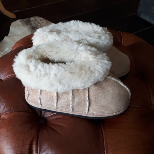 Size 2 to 13 Fits a normal shoe size, firm on initial fitting and will mould into the shape of your foot. Rubber Sole.100% Genuine Sheepskin and Sheepswool.