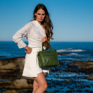 27 x 23 x 15 cm

The Bastille grab-and-go bag is a standout everyday addition to any wardrobe. It’s effortless, timeless design fits in with any style. The epitome of functionality and fashion.

Vegetable tanned leather
Unlined (RAW)
Antique Brass hardware
Inside and outsize zips &amp; multi-functional open pockets
Top zip closure
Handle drop 12 cm
Detachable shoulder strap 98 – 108